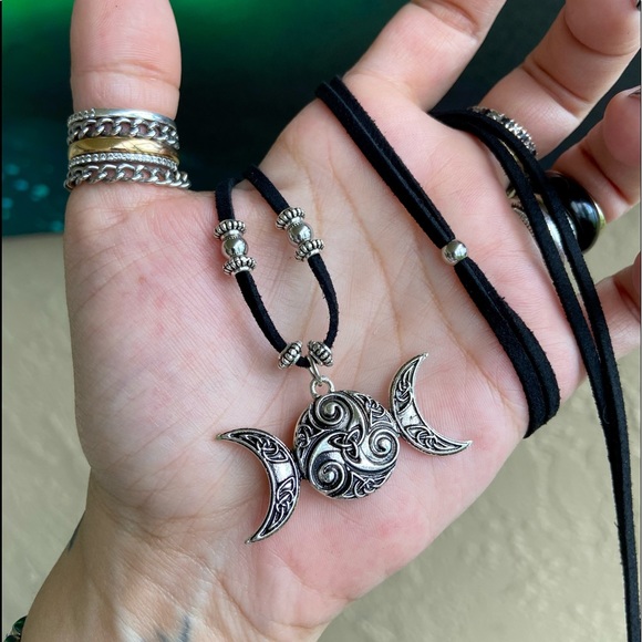 Triple moon celtic knot design choker necklace - Picture 5 of 13